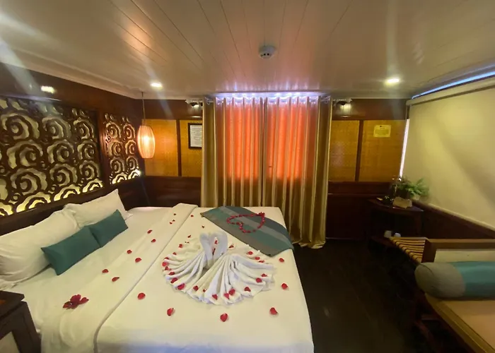 Le Journey Premium Cruise Botel Ha Long